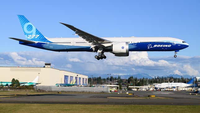 El prototipo Boeing 777-9 del avión 777X aterriza en KPAE como N779XX con los colores de la compañía y con detalles de fábrica