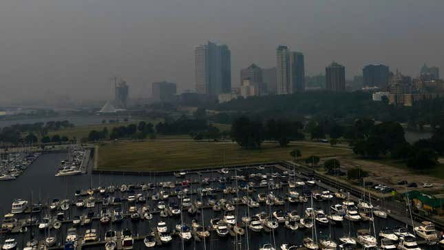 Se ve una neblina de incendios forestales canadienses sobre Milwaukee, Wisconsin, el 27 de junio de 2023.