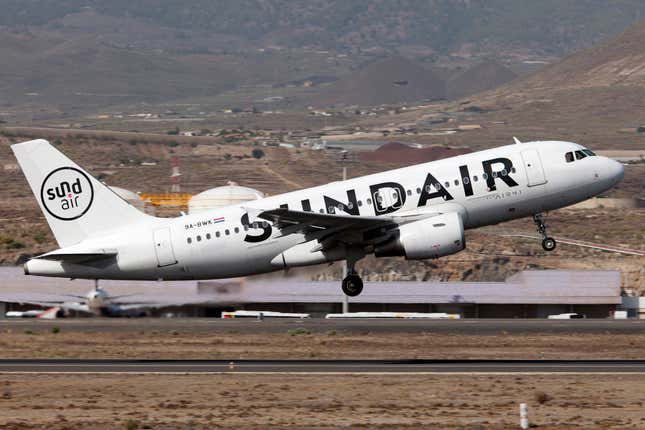 Ein Flugzeug landet auf einem sonnigen Streifen in einer Wüsten-Bergregion in Spanien.