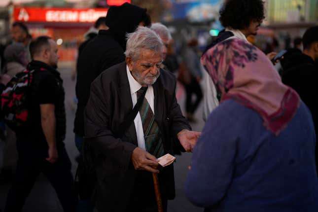 A man purchases food from a street vendor at Kadikoy ferry terminal in Istanbul, Thursday, Nov. 16, 2023. Turkey&#39;s central bank delivered another huge interest rate hike on Thursday, Nov. 23, 2023 continuing its effort to curb double-digit inflation that has left households struggling to afford food and other basic goods. (AP Photo/Francisco Seco)