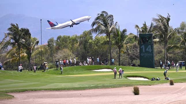 Un avion Delta Air Lines et un terrain de golf