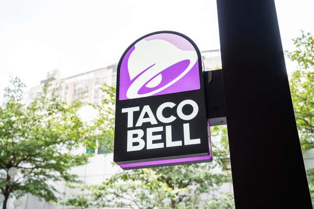 Image for article titled Taco Bell, KFC, and Pizza Hut are pulling onions following the McDonald&#39;s E. coli outbreak