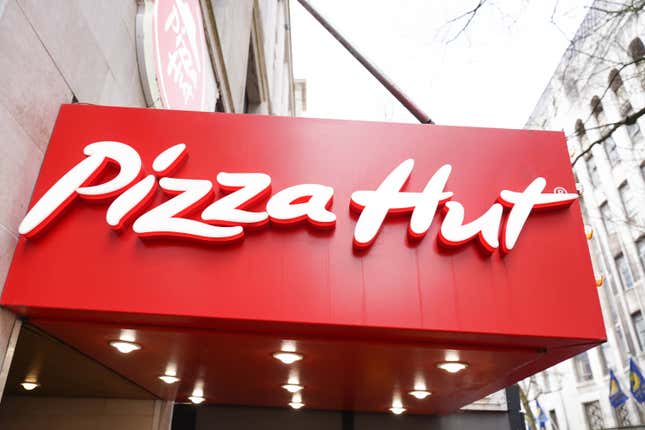 Un auvent/chapiteau rouge Pizza Hut à l’extérieur d’un bâtiment