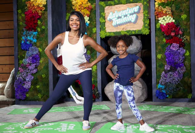 GARDEN GROVE, KALIFORNIEN – 14. SEPTEMBER: (LR) Gabrielle Union und Kaavia James sind beim Start des neuen Abenteuer-Trainingsprogramms mit Gabrielle Union in der Great Wolf Lodge am 14. September 2023 in Garden Grove, Kalifornien zu sehen. 