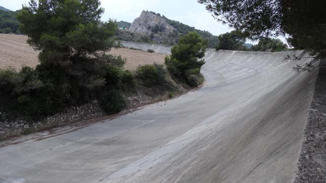 Image for article titled The Banked Oval That Once Hosted the Spanish Grand Prix