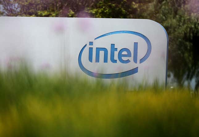 Intel-Logo auf einem Schild mit Gras im Vordergrund