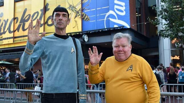 Dos cosplayers haciendo ser personajes de Star Trek