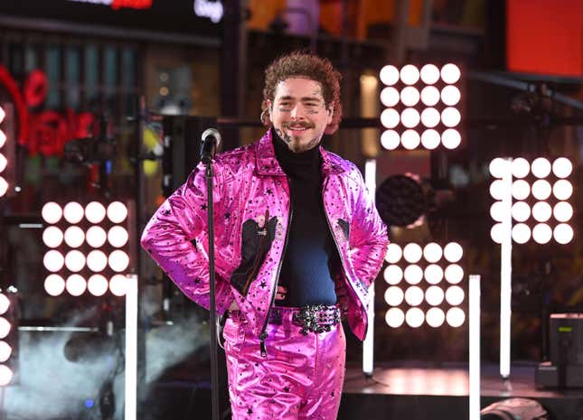 Post Malone se produit lors de la célébration du Nouvel An 2020 à Times Square le 31 décembre 2019 à New York.