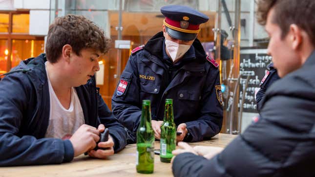 Police officers check the vaccination status of patrons during the first day of a nationwide lockdown for people not yet vaccinated against the covid-19 on November 15, 2021 in Innsbruck, Austria.