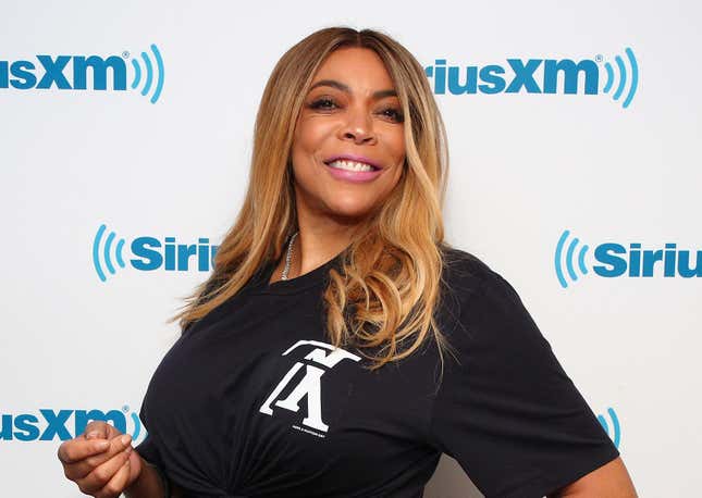 Bild für Artikel mit dem Titel Wendy Williams ist endlich wieder draußen, Wendys Ex-Mann lässt große Wendung im Rechtsstreit durchsickern, Fans spekulieren, dass Wendy vielleicht doch nicht „geschäftsunfähig“ ist, Streit um Wendy-Dokumentation verschärft sich und weitere aktuelle Wendy-Williams-Neuigkeiten