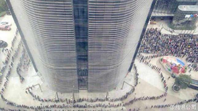 Workers queuing for new year’s red envelopes.