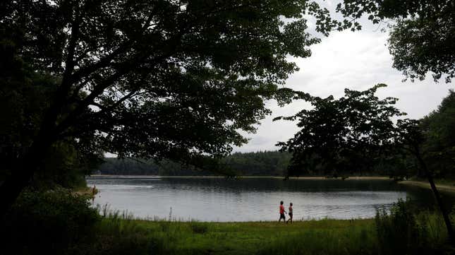 Menschen gehen am Wasser in Massachusetts neben dem Wasser