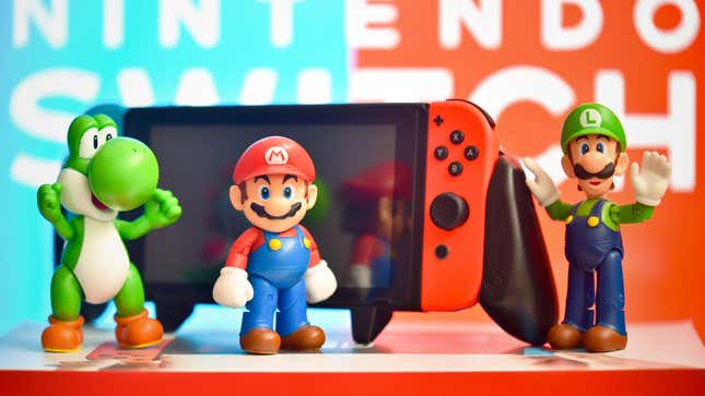 Personagens da Nintendo comemoram em frente a um Switch. 