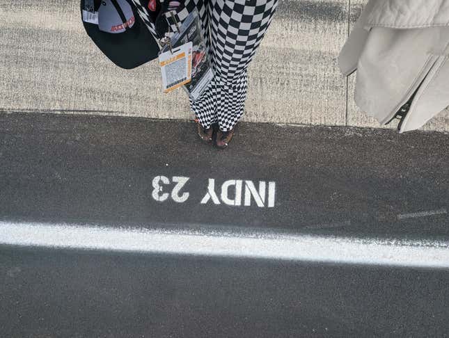 Pantalones con bandera a cuadros en la Indy500