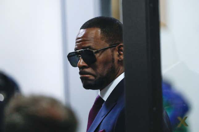 R. Kelly wird am 13. März 2019 im Daley Center in Chicago zu einer Anhörung zum Kindesunterhalt gesehen.