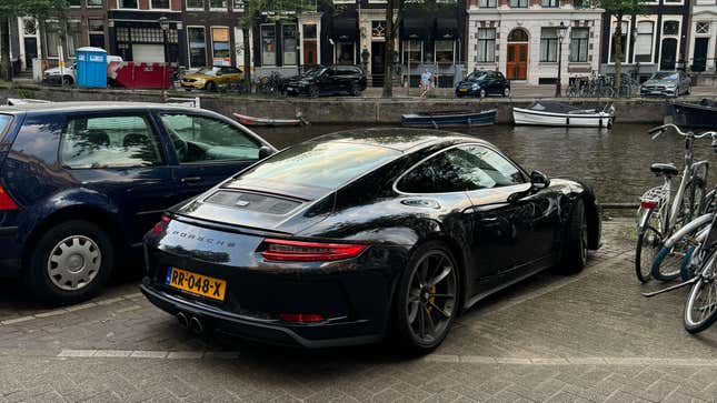 Heckansicht eines schwarzen Porsche 911 GT3 Touring