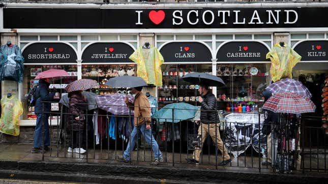 Ein Foto von Touristen in Edinburgh, die Regenschirme tragen. 