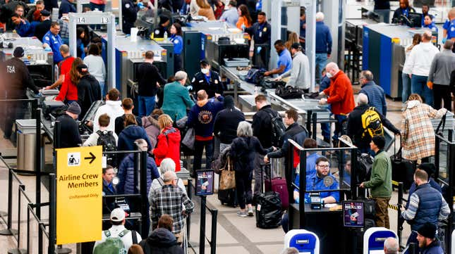 Les passagers font la queue à l’aéroport international de Denver