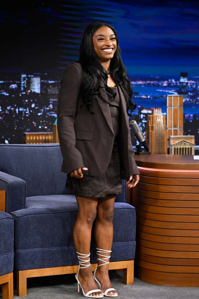 THE TONIGHT SHOW STARRING JIMMY FALLON — Épisode 2015 — Sur la photo : la gymnaste olympique Simone Biles arrive le mercredi 4 septembre 2024.