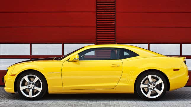 Une photo d’une muscle car Chevrolet Camaro jaune. 