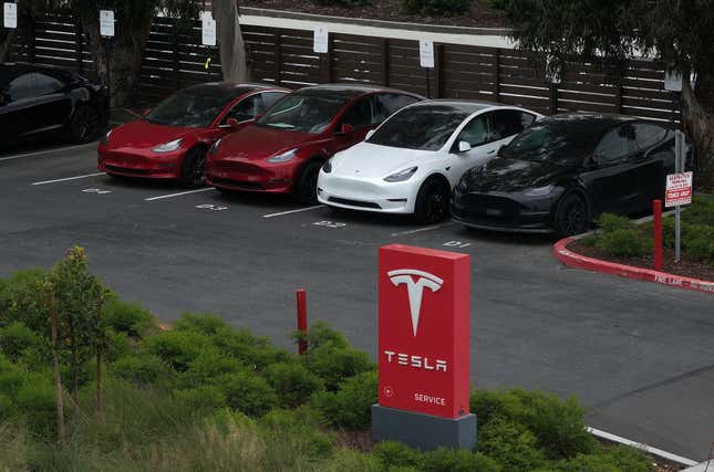 Alerta de seguridad: Tesla retira 2 millones de vehículos con piloto automático bajo investigación federal