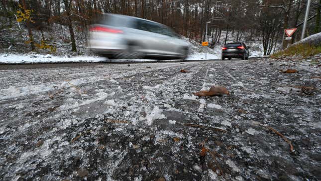 5 de diciembre de 2023, Baden-Württemberg, Stuttgart: Hay hielo en una carretera cerca de Stuttgart.