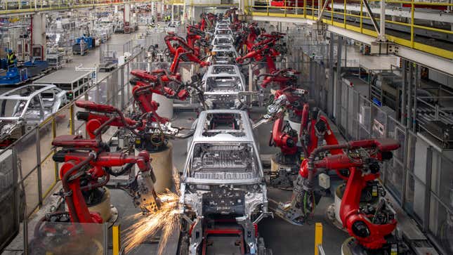 Ein Foto von Elektrofahrzeugen, die in einer Fabrik am Fließband gebaut werden. 