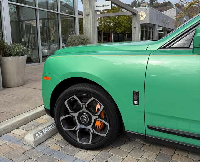 Front wheel of a green Rolls-Royce Cullinan Black Badge