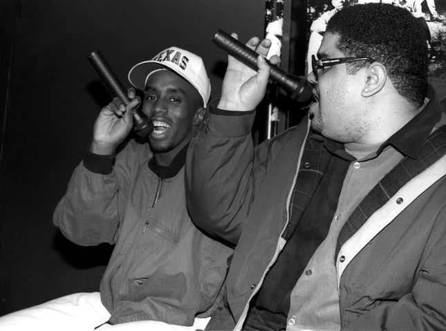 Los raperos Sean “Puffy” Combs y Heavy D. (también conocido como Dwight Myers) rapean estilo libre en la exhibición de hip-hop “Hard To The Left” en  9 de diciembre de 1990 en la ciudad de Nueva York.