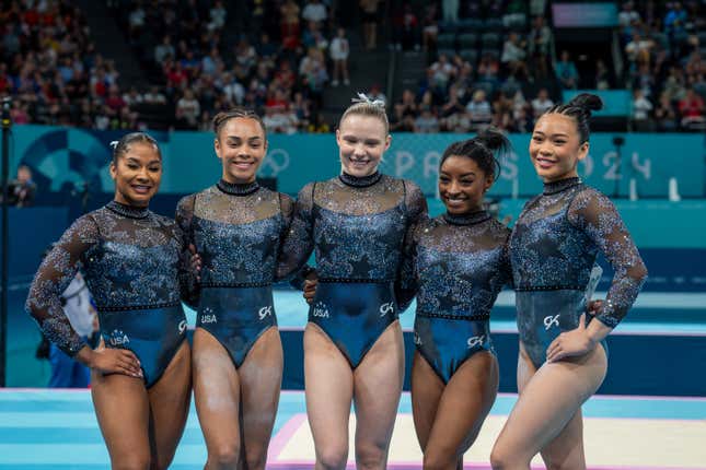 PARIS, FRANCE - 28 JUILLET : L’équipe des États-Unis pose pour une photo pendant l’épreuve de gymnastique féminine à la Bercy Arena lors des Jeux Olympiques de Paris 2024 à Paris, France le 28 juillet 2024