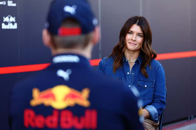 Danica Patrick conversa con Max Verstappen de los Países Bajos y Oracle Red Bull Racing en el Paddock durante la practica antes del Gran Premio de F1  de EE.UU. en el Circuito de Las Américas el 21 de octubre de 2022 en Austin, Texas