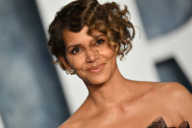 Halle Berry attends the 2023 Vanity Fair Oscar Party Hosted By Radhika Jones at Wallis Annenberg Center for the Performing Arts on March 12, 2023 in Beverly Hills, California.