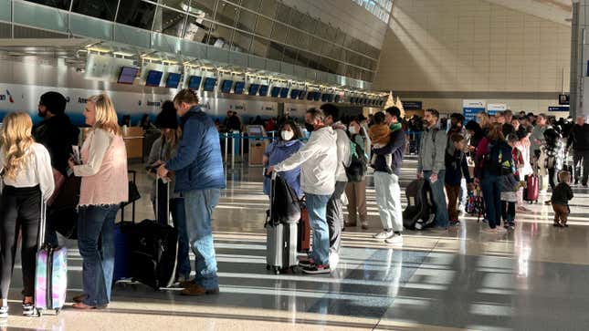 Les passagers font la queue à l’aéroport international de Dallas Forth Worth