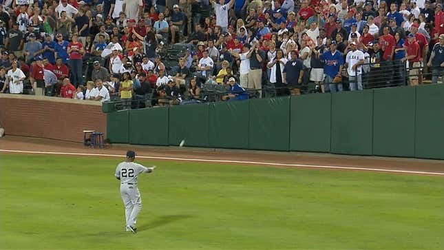 Andruw Jones Used A Rangers Fan As His Outfield Toss Warmup Partner Tonight