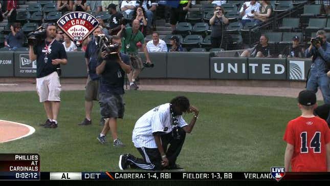 Snoop Dogg Tebowed After Throwing Out Tonight's First Pitch In Chicago