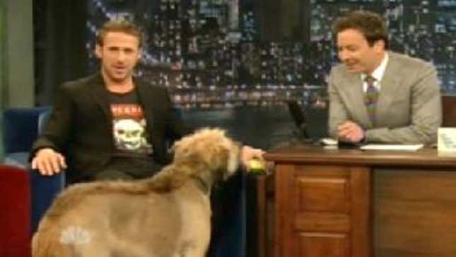 Ryan Gosling Feeds His Dog An Apple During <em>Late Night</em> Interview
