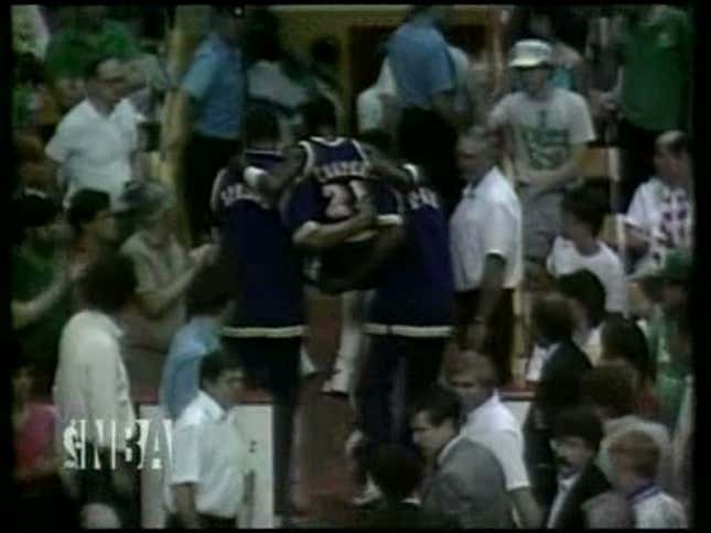 In The 1985 NBA Finals, A Respectful Boston Garden Applauded An Injured Laker. Not Young Bill Simmons.