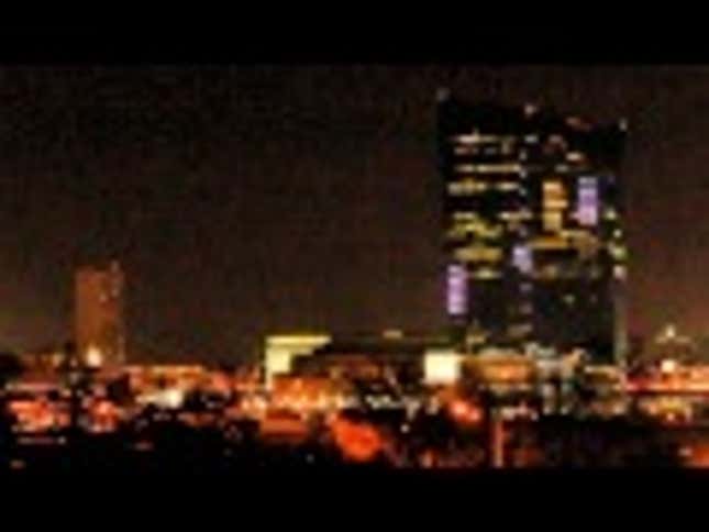 Watch a Game of <em>Pong</em> Played on the Side of a 29-Story Building