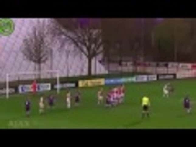 Dutch Striker Misses Wide-Open Goal From Point-Blank Range