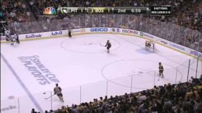 Bruins' Gregory Campbell Breaks Leg, Finishes Shift