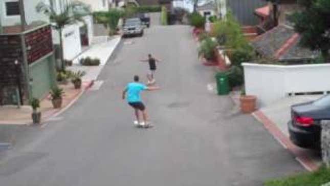 360-Degree Trucks Make This Skateboard Ride Like a Surfboard