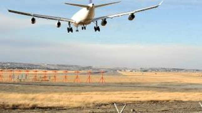 Extremely high-wind landing is extremely scary