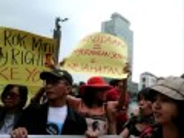 Woman Catches Her Rapist In Traffic Jam, Helps Inspire Indonesia's Slut Walk