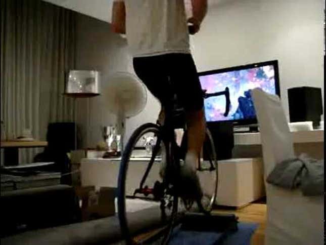 F1 Driver Plays <em>Modern Warfare 2</em> While Riding a Bike
