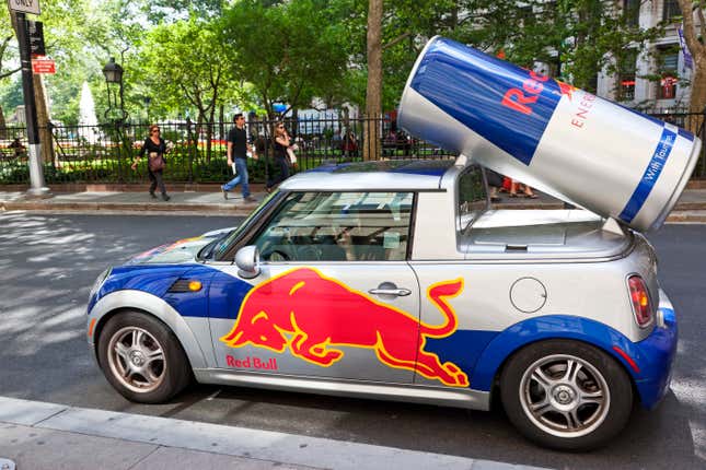 Vue latérale d’une Red Bull Mini Cooper