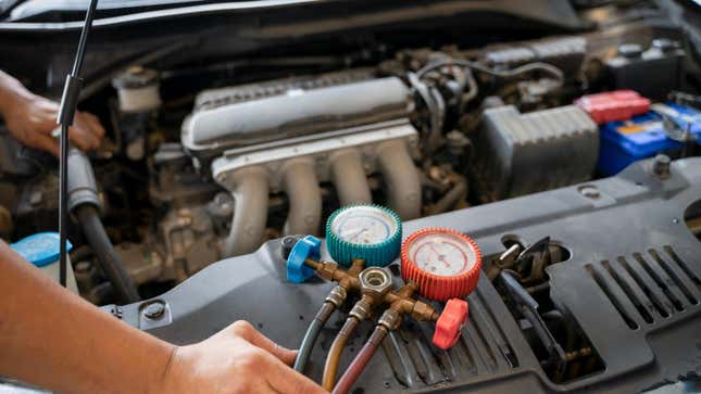 Vérification du climatiseur de voiture, détection des fuites, remplissage du réfrigérant.