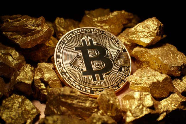 Image de l'article intitulé Le Bitcoin est meilleur que l’or, même si l’or atteint des sommets records. Voici pourquoi