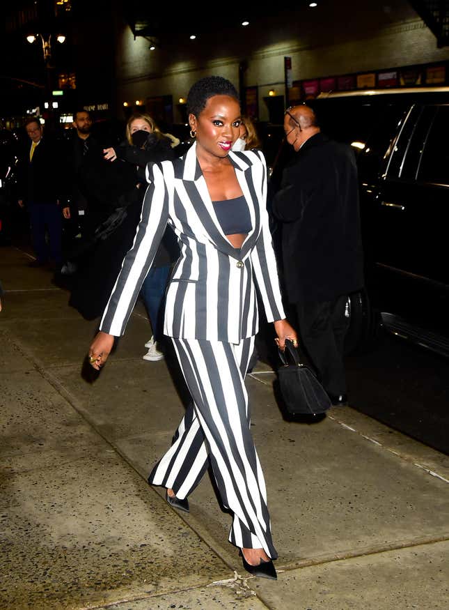 NEW YORK, NY – 12. JANUAR: Danai Gurira ist am 12. Januar 2023 vor „The Late Show with Stephen Colbert“ in New York City zu sehen. 