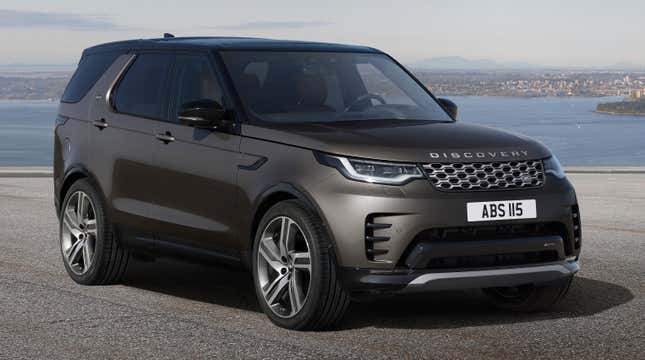 Un Land Rover Discovery gris estacionado frente a una masa de agua