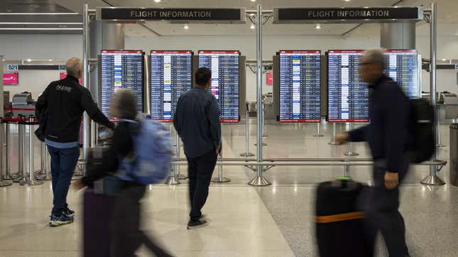 Menschen an einem Flughafen in Florida